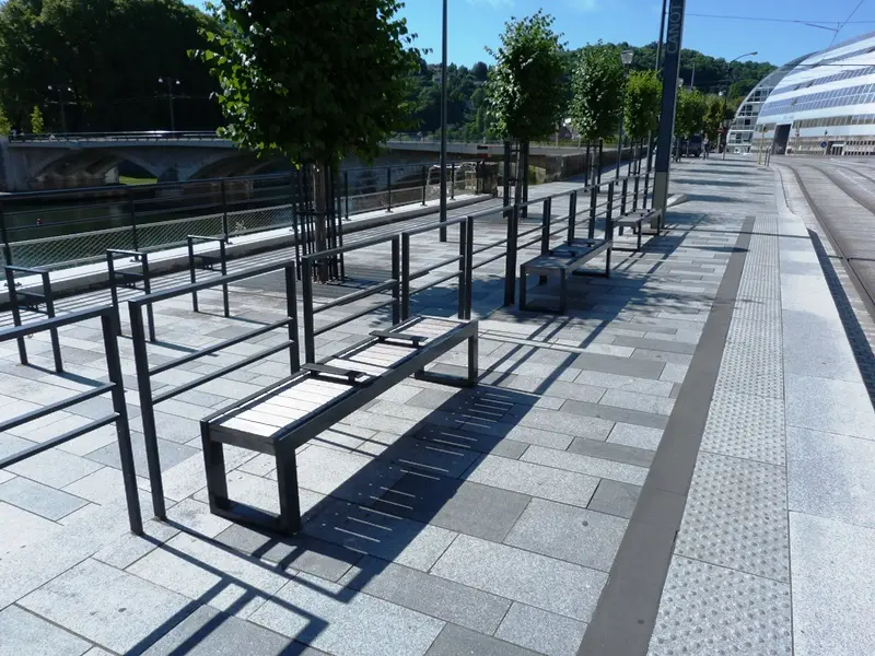Tramway de Besançon : installation de bancs SKOP inox pour les quais de la ligne, photo 2