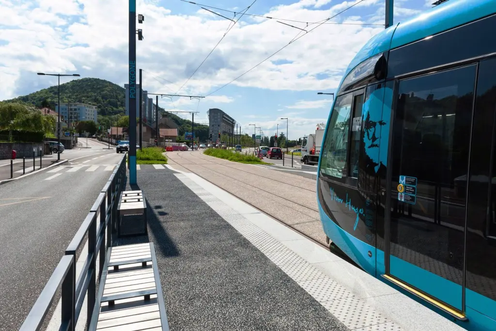 Tramway de Besançon : installation de bancs SKOP inox pour les quais de la ligne, photo 4