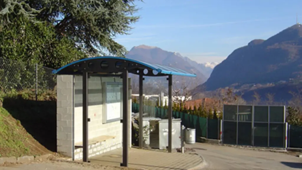 Abribus à toit galbé avec panneau d’information, installé en bord de route