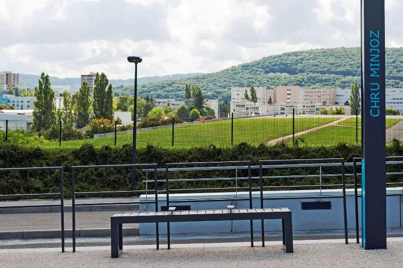 Tramway de Besançon : installation de bancs SKOP inox pour les quais de la ligne, photo 8