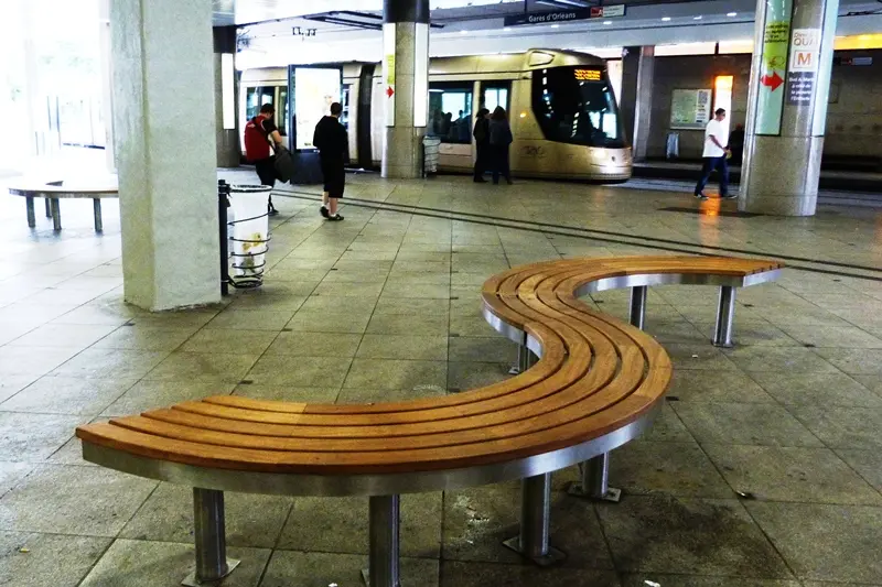Bancs publics en gare souterraine d'Orléans : l'aménagement de la place Jeanne d'Arc, photo 4