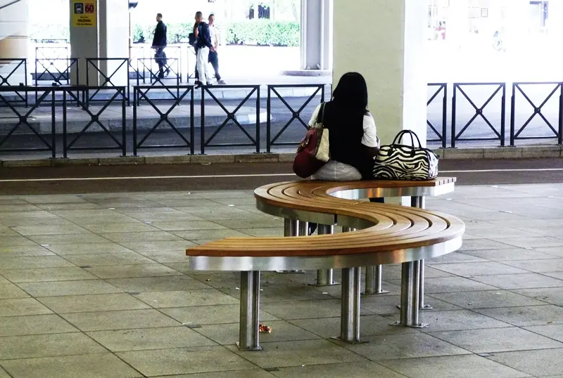 Bancs publics en gare souterraine d'Orléans : l'aménagement de la place Jeanne d'Arc, photo 2