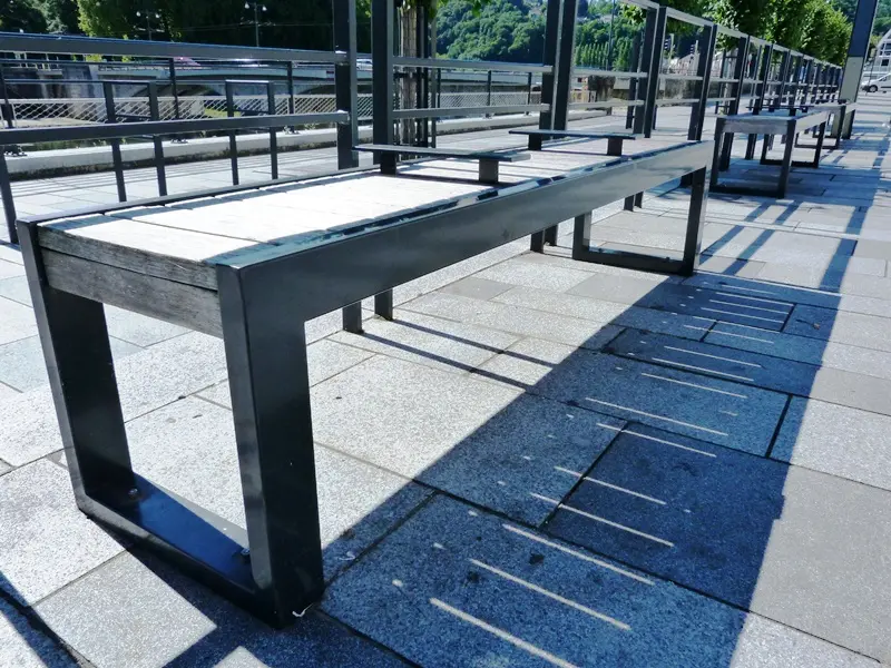 Tramway de Besançon : installation de bancs SKOP inox pour les quais de la ligne, photo 5