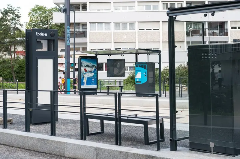 Tramway de Besançon : installation de bancs SKOP inox pour les quais de la ligne, photo 7