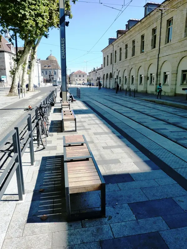 Tramway de Besançon : installation de bancs SKOP inox pour les quais de la ligne, photo 6