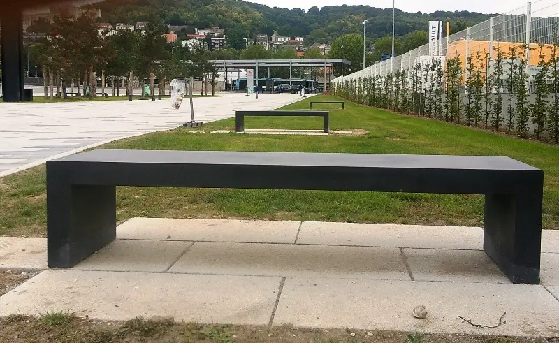 Kinder Arena de Rouen : parvis équipé de bancs béton C-BLOC, photo 4