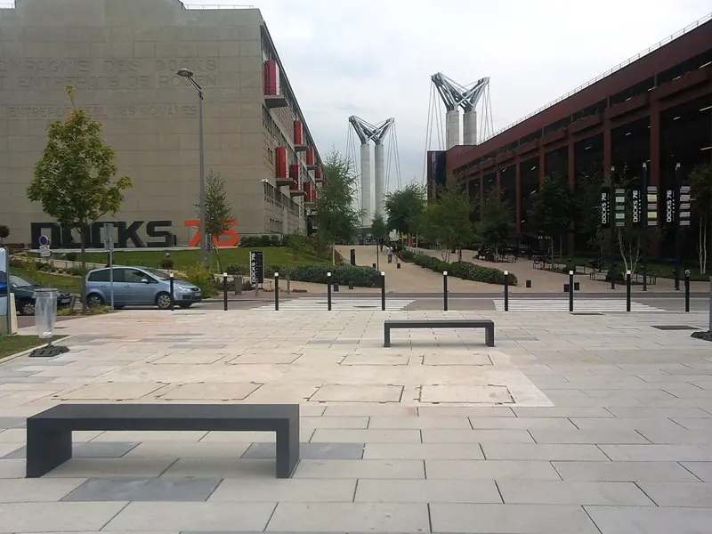 Kinder Arena de Rouen : parvis équipé de bancs béton C-BLOC, photo 5