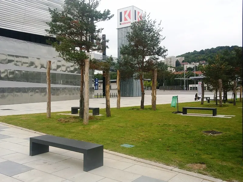 Kinder Arena de Rouen : parvis équipé de bancs béton C-BLOC, photo 6